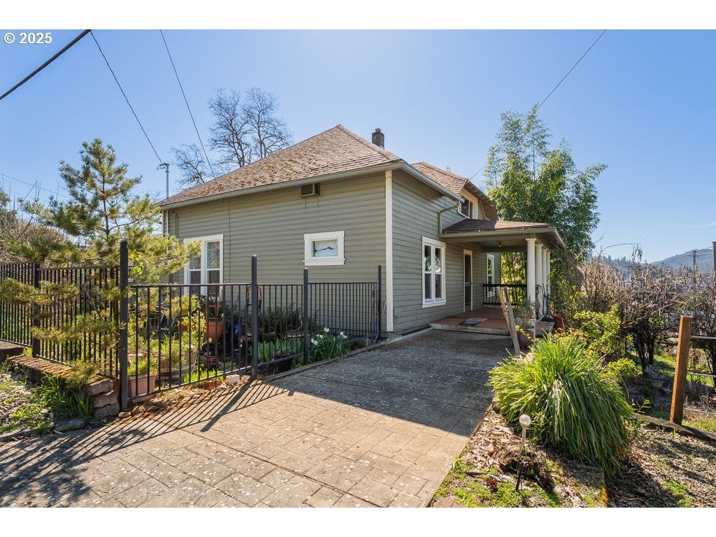 693 Ne Winchester St, Roseburg