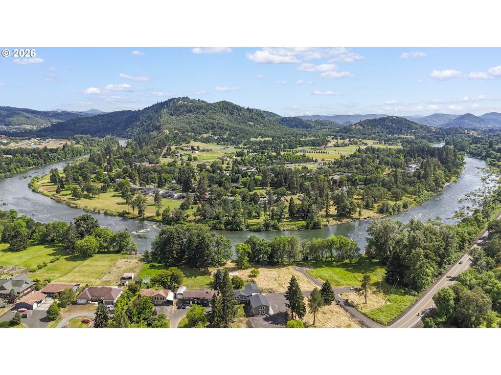 2150 Del Rio Rd, Roseburg