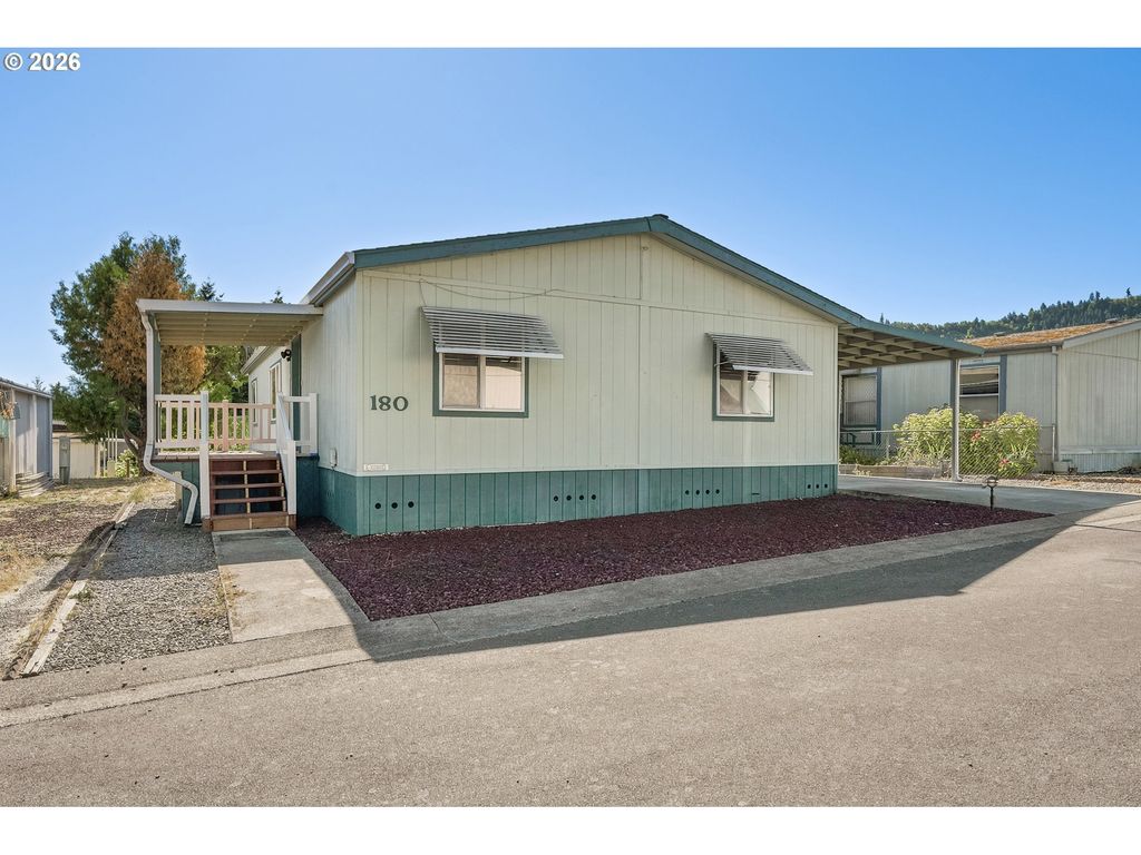 180 Twin Oaks Loop, Winston