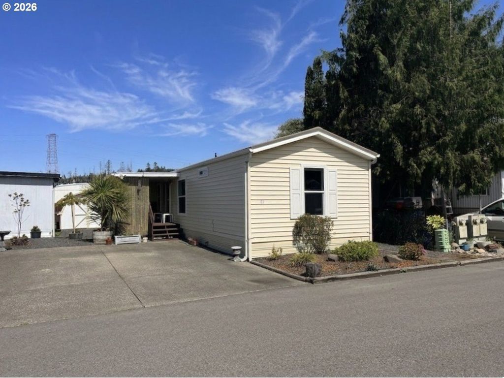 1000 N 8th St, Reedsport