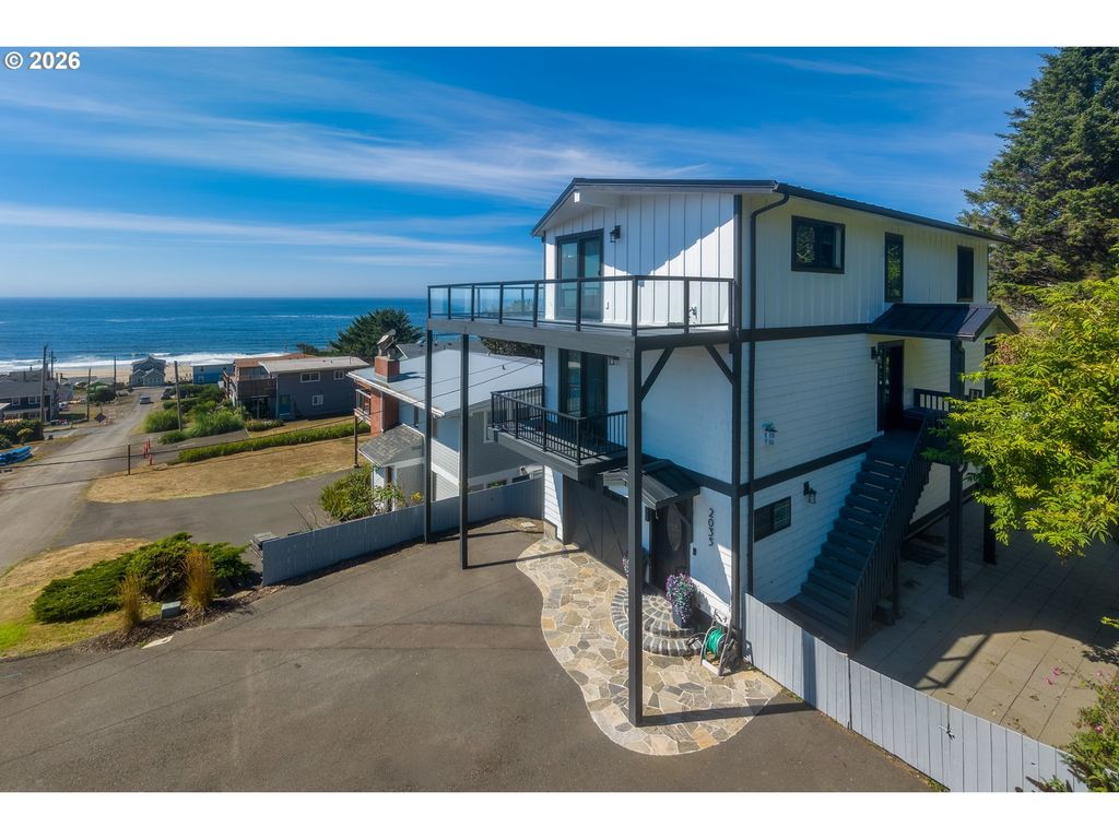 2035 Ne 66th St, Lincoln City