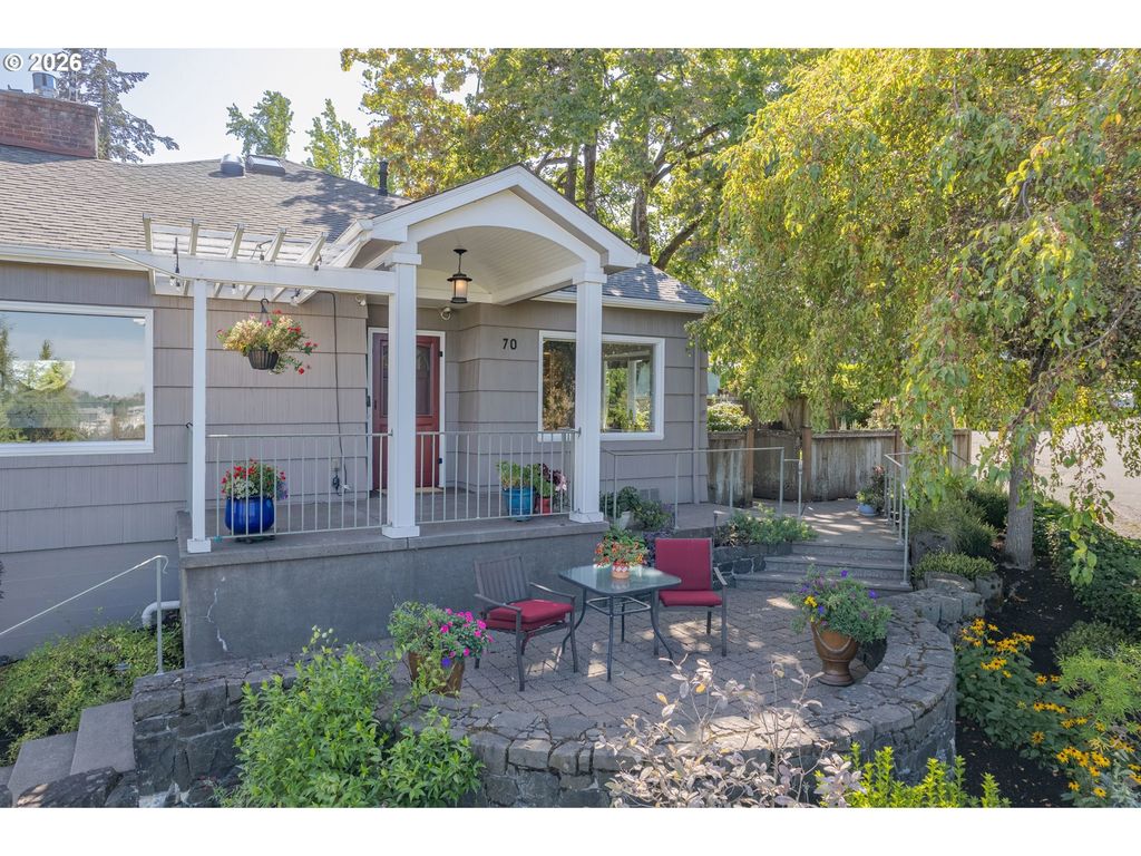 70 Grand View Dr, Eugene