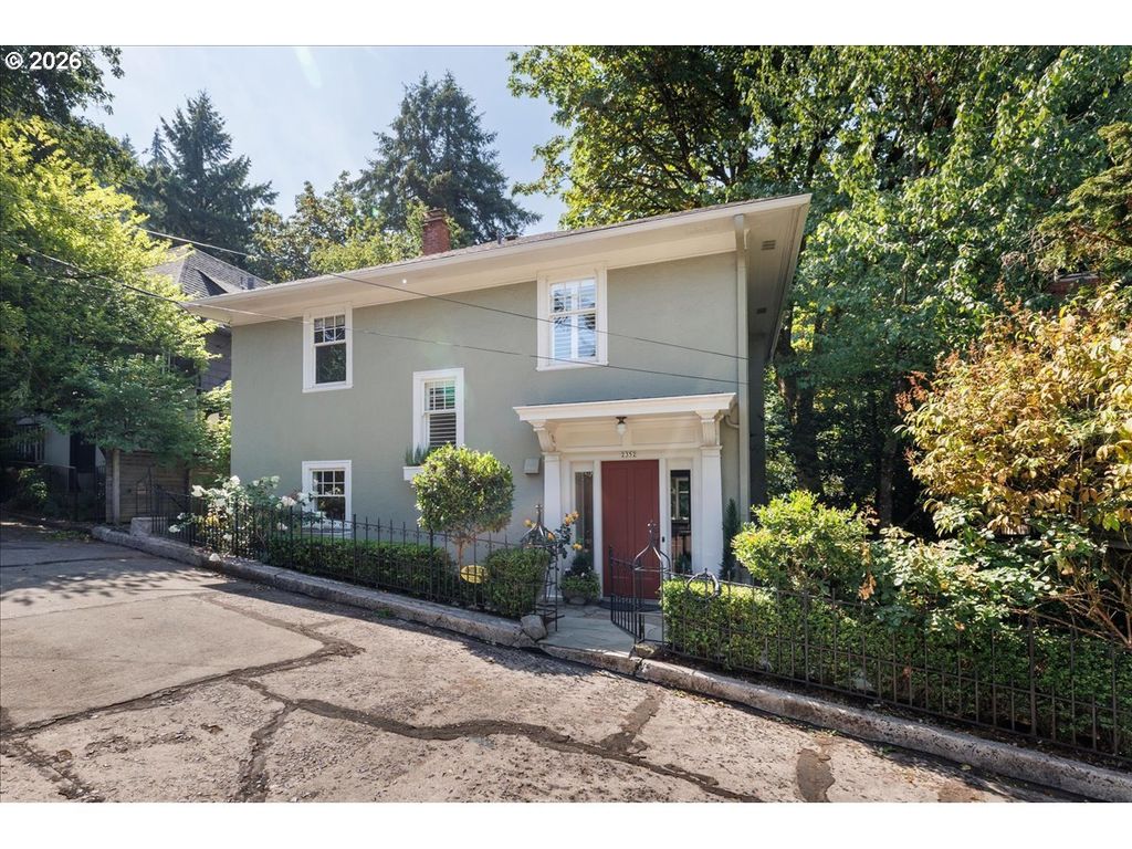 2352 Sw Market Street Dr, Portland