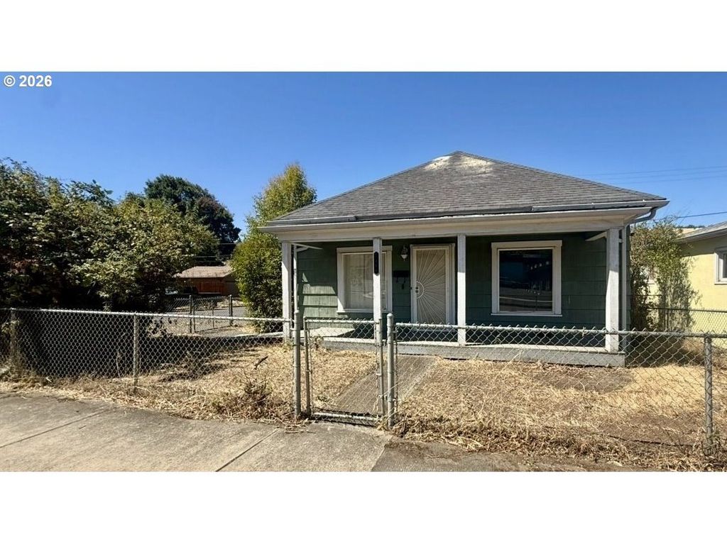 1466 Se Pine St, Roseburg