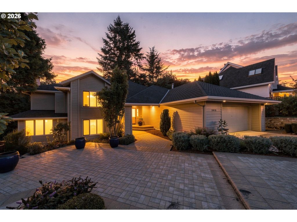 1912 Sunburst Ter, West Linn