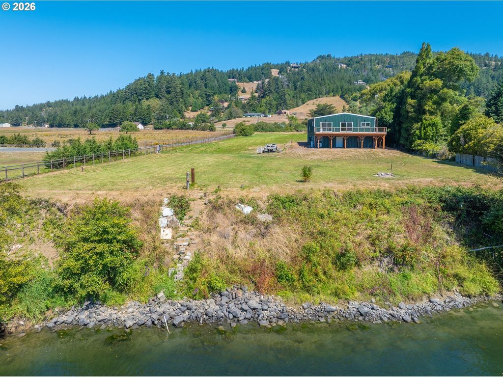 95452 N Bank Rogue River Rd, Gold Beach