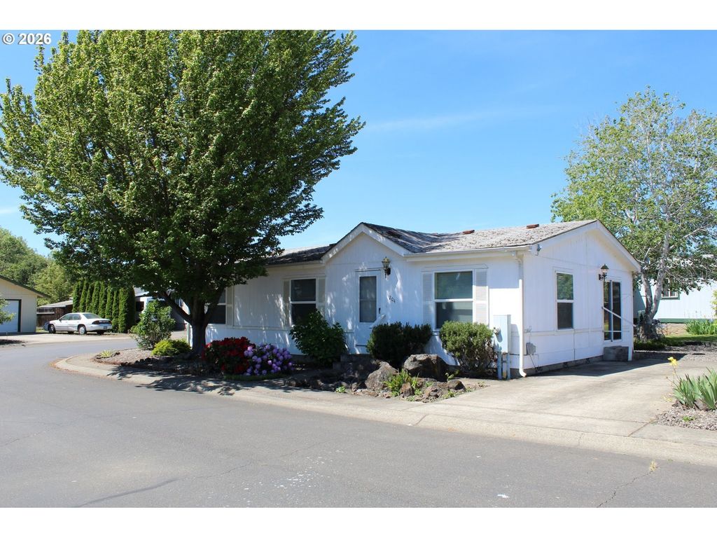 204 Trout Loop, Roseburg
