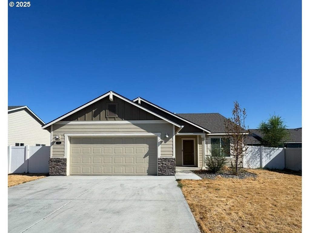 526 W Theater Ln, Hermiston