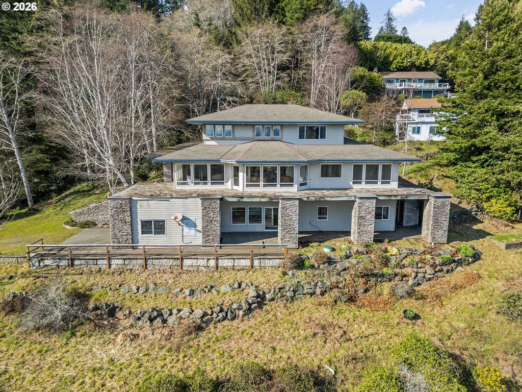 1038 Marina Heights Rd, Brookings