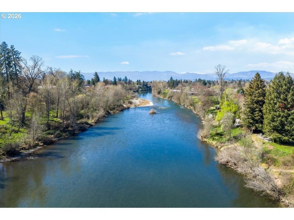 1300 Daisy Ln, Grants Pass