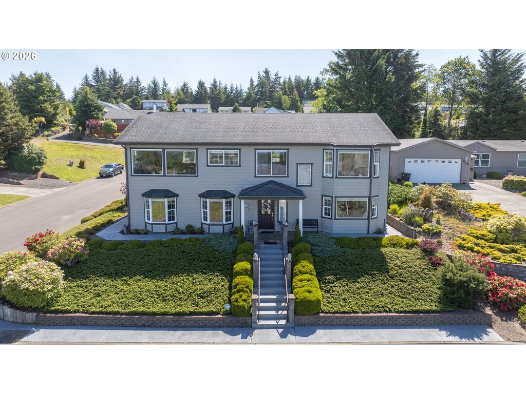 805 Lisa Pl, Coos Bay