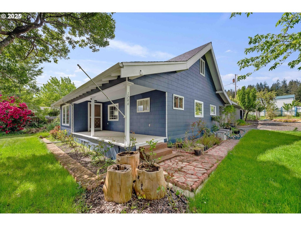 1296 W Central Blvd, Coquille