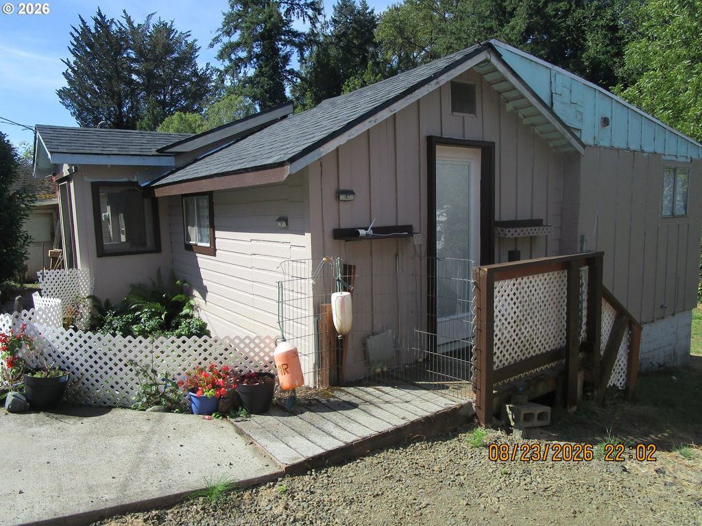 761 N Adams St, Coquille