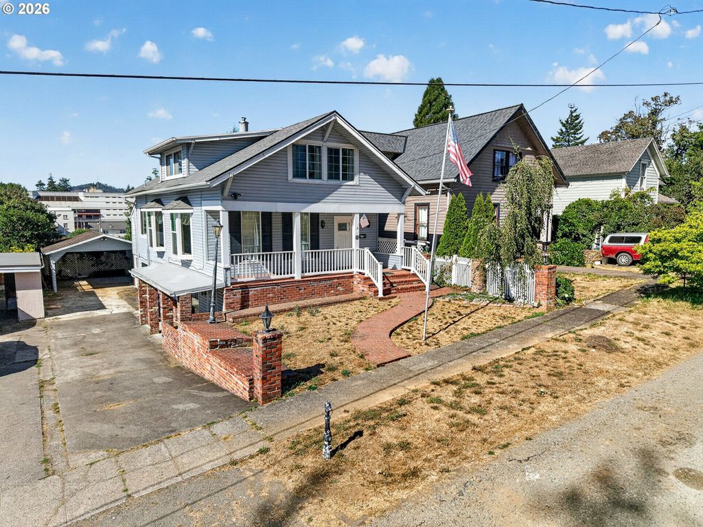 246 E Main St, Coquille