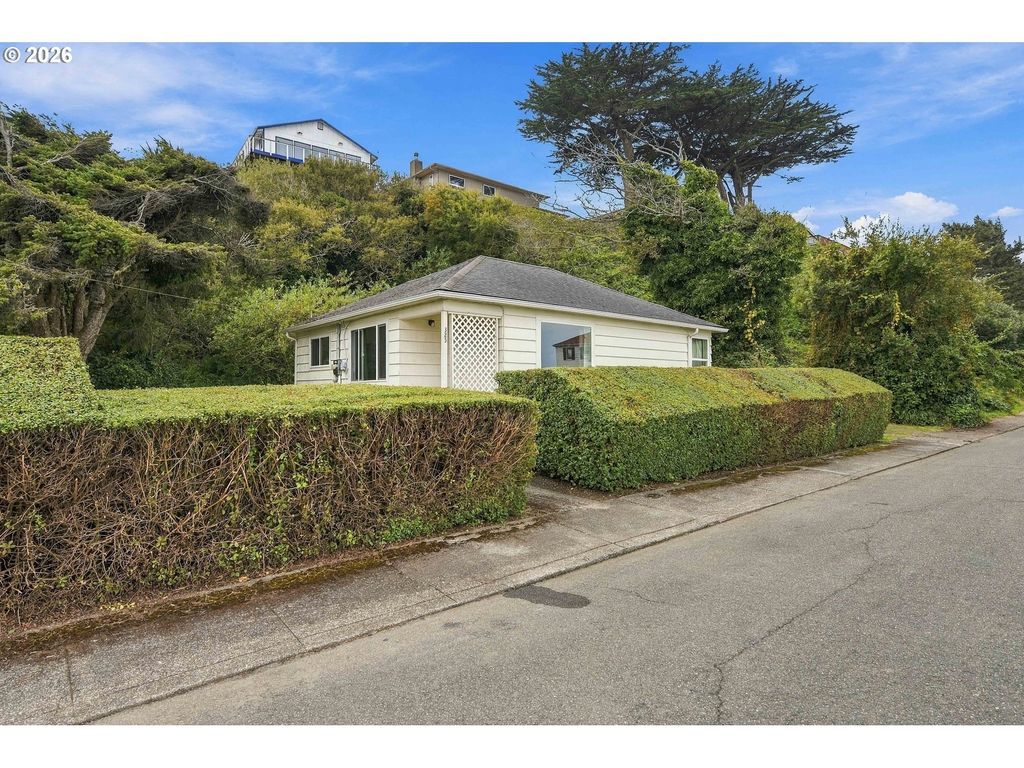 325 1st St Sw, Bandon