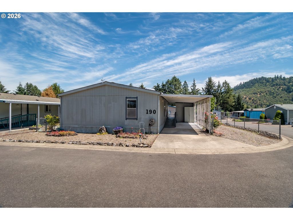190 Twin Oaks Loop, Winston