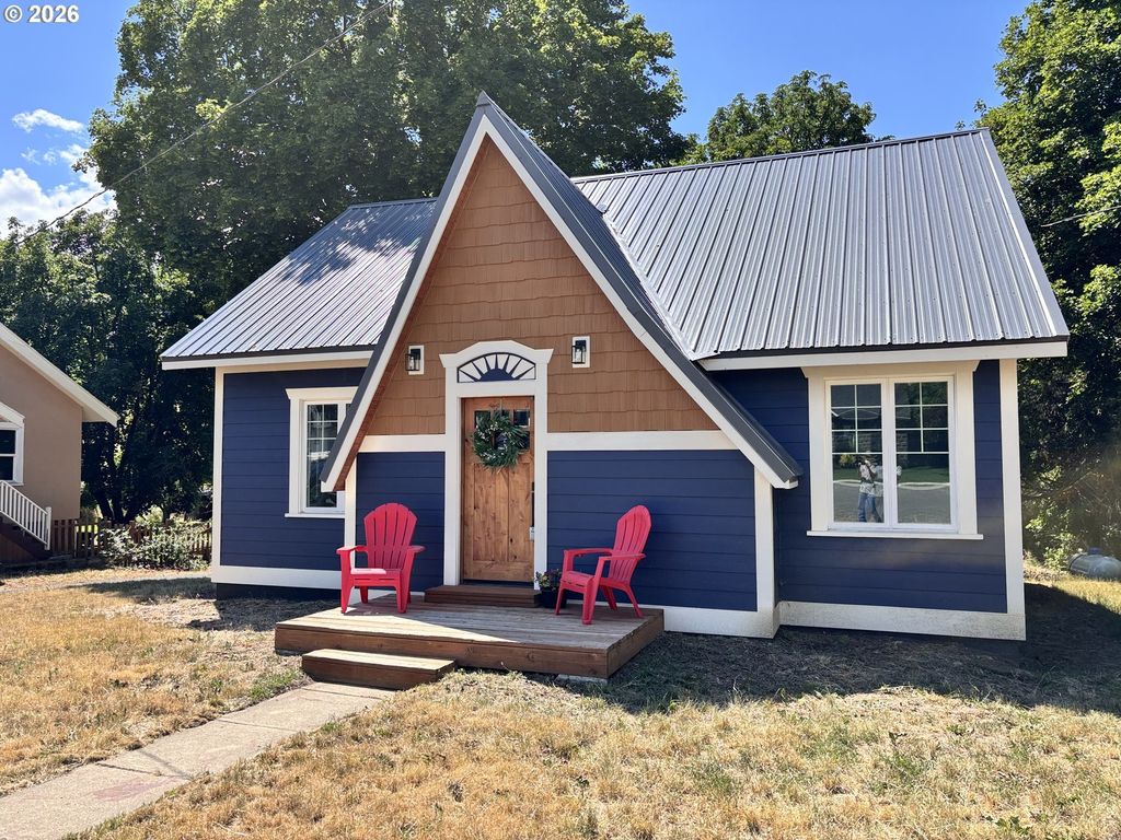 404 N Holmes St, Wallowa