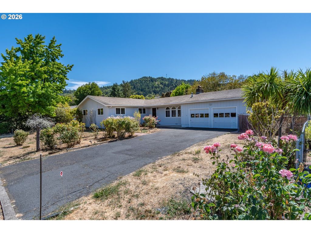3085 W Shasta Ave, Roseburg