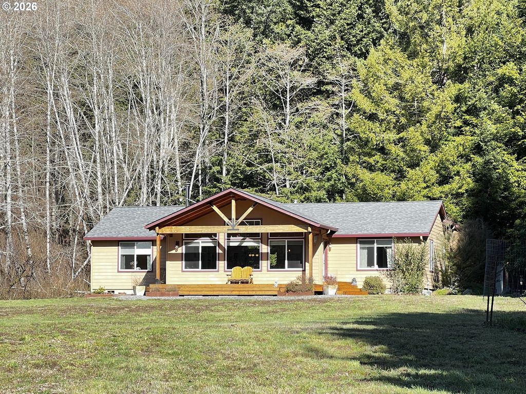 407 Winchuck River Rd, Brookings
