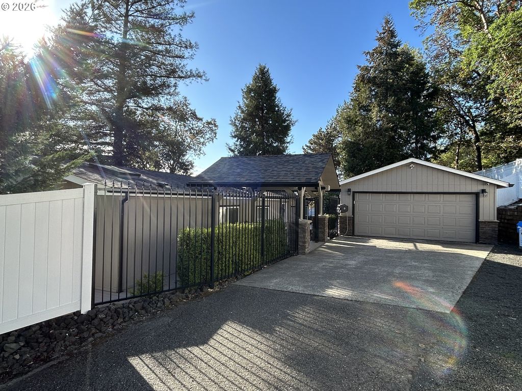 220 Nw Trust St, Roseburg