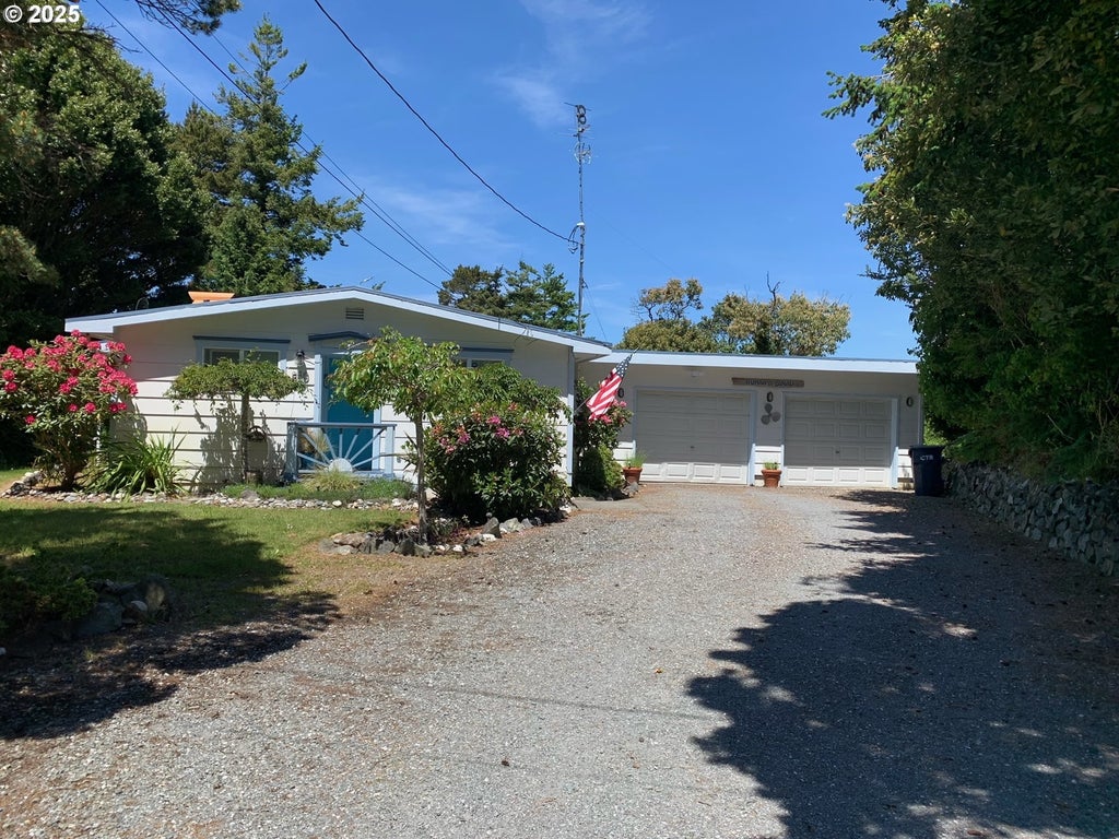 850 Lakeshore Dr, Port Orford