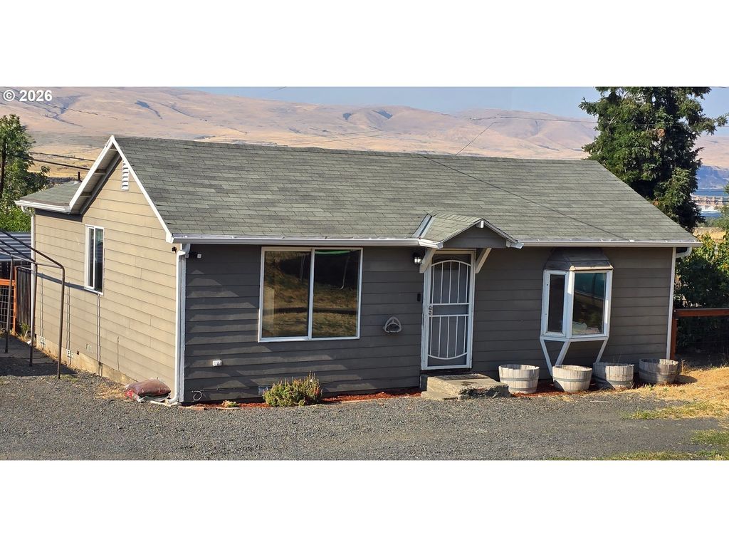 2001 E 10th St, The Dalles