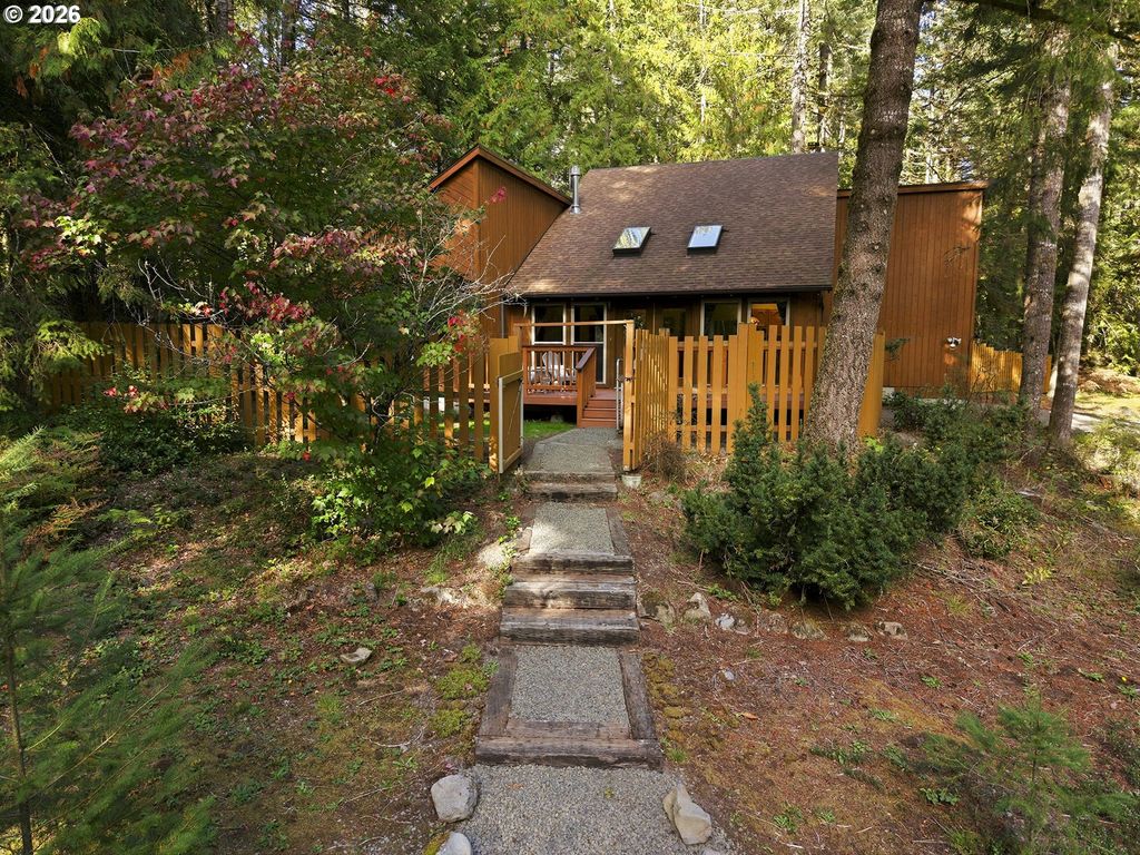 69881 E Alpine North Ct, Rhododendron