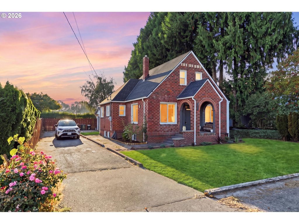 707 3rd St, Woodland