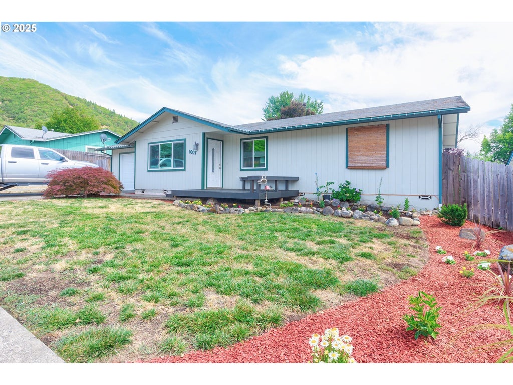 1007 Ne Primrose Pl, Grants Pass