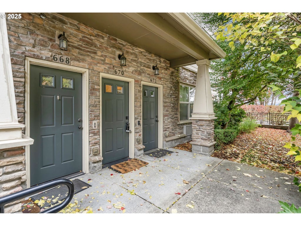 670 Ne Adwick Dr, Hillsboro
