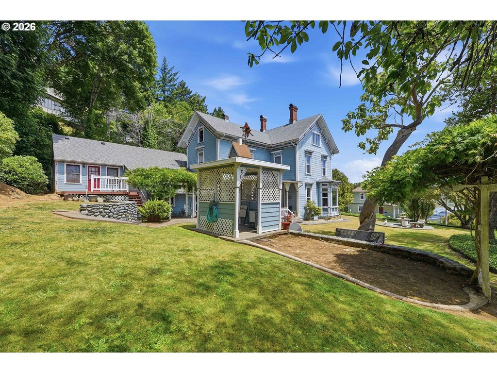 687 N 3rd St, Coos Bay
