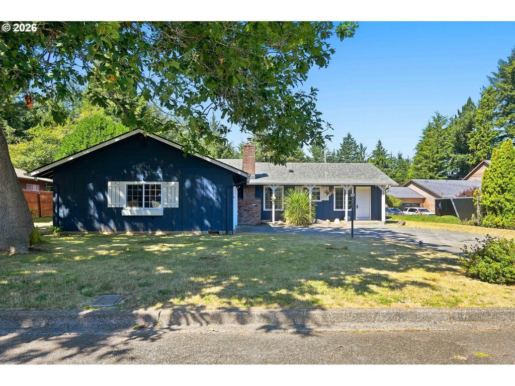 885 Oakway Dr, Coos Bay