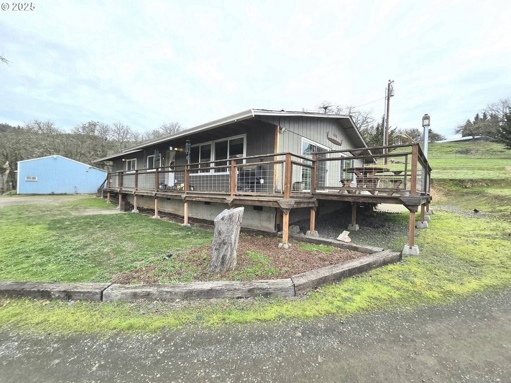 1880 Fairhill Dr, Roseburg