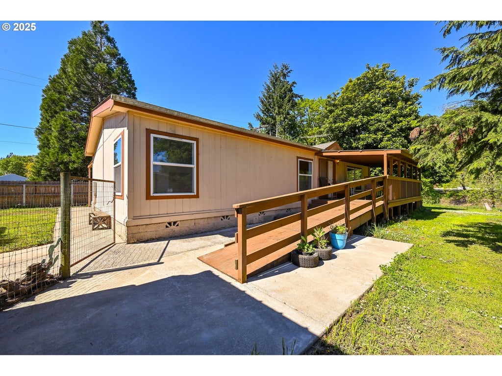 694 Tipton Rd, Roseburg