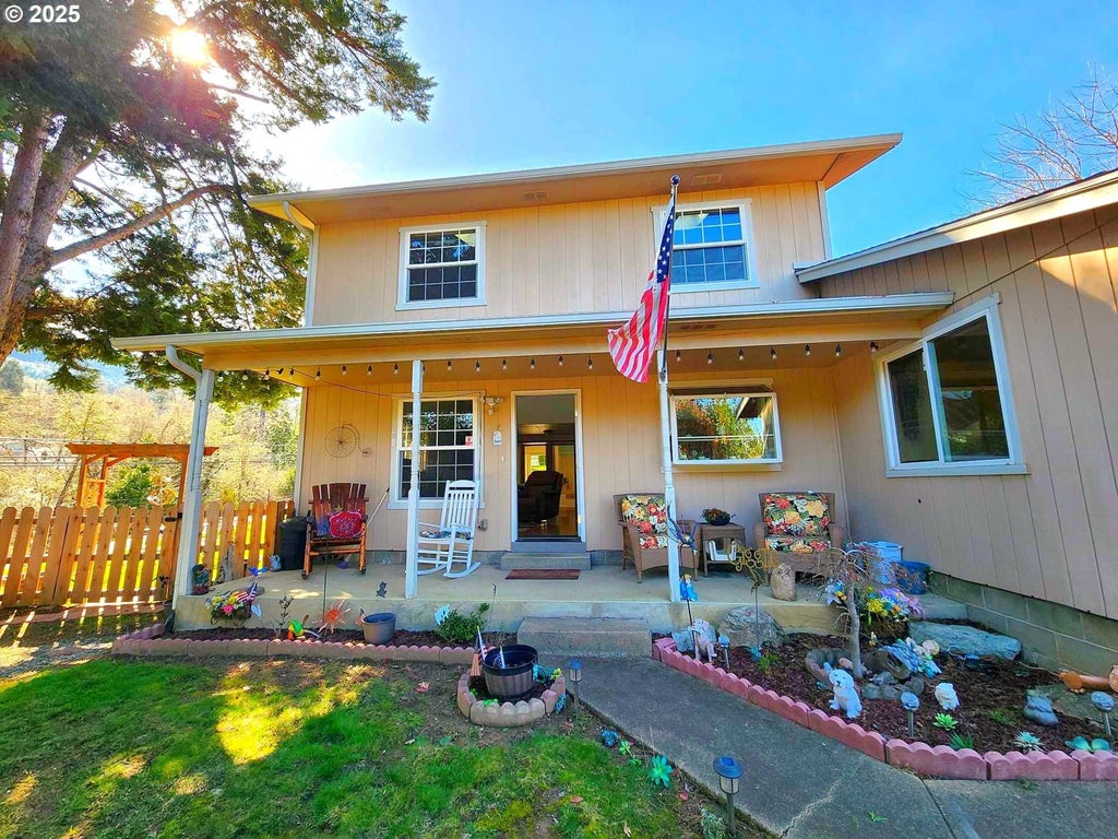 100 Canyon View St, Canyonville