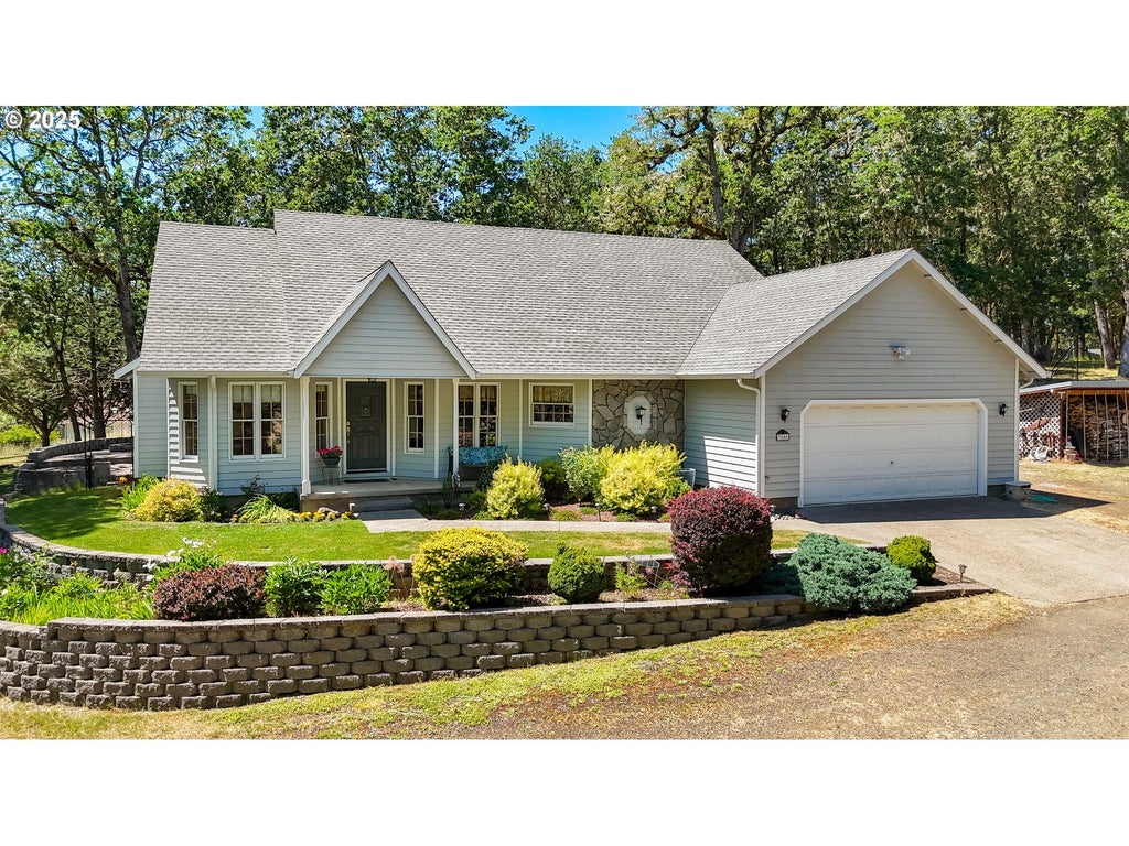 7654 North Bank Rd, Roseburg