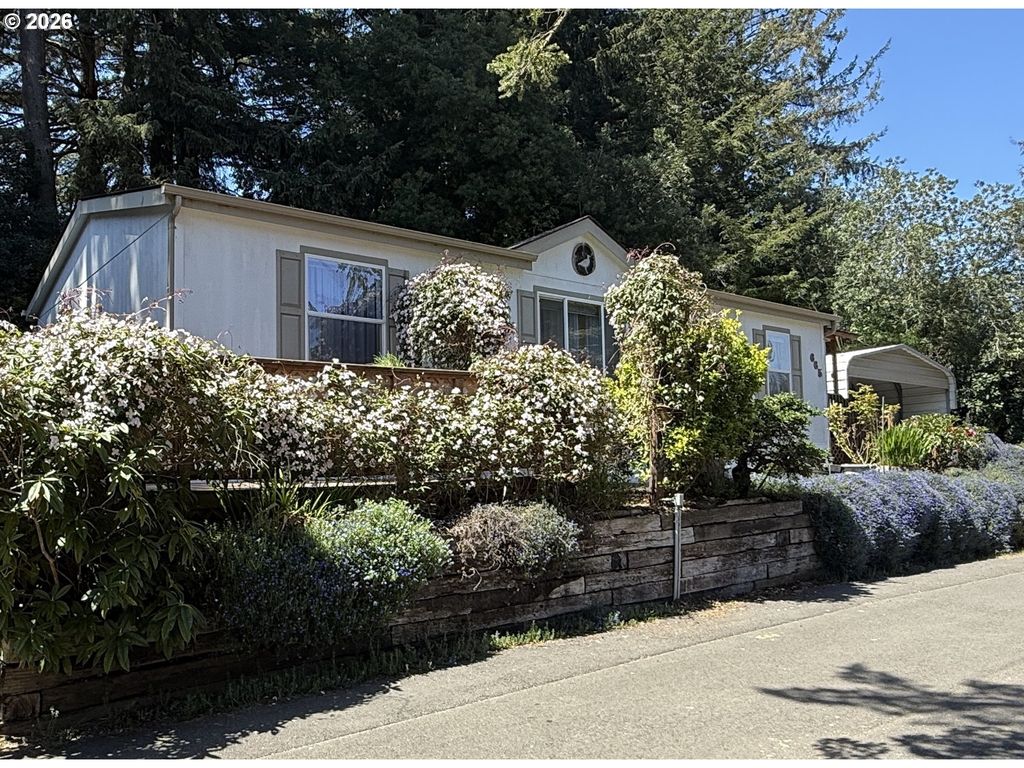 665 Village Pines Dr, Coos Bay