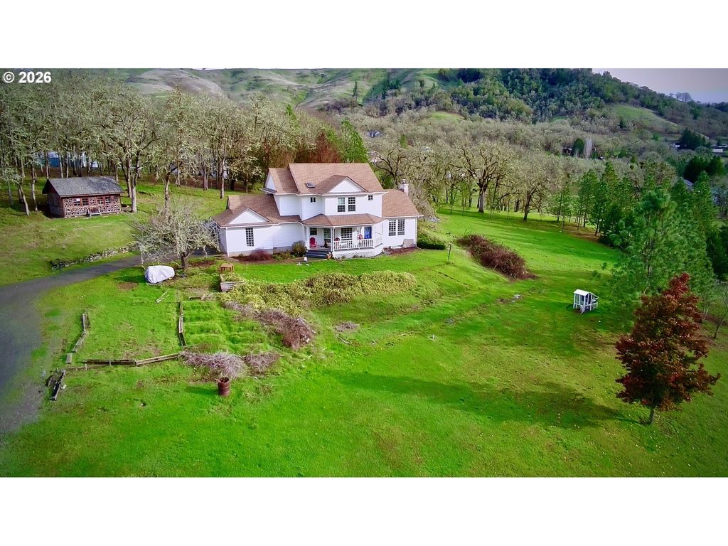1495 Echo Dr, Roseburg