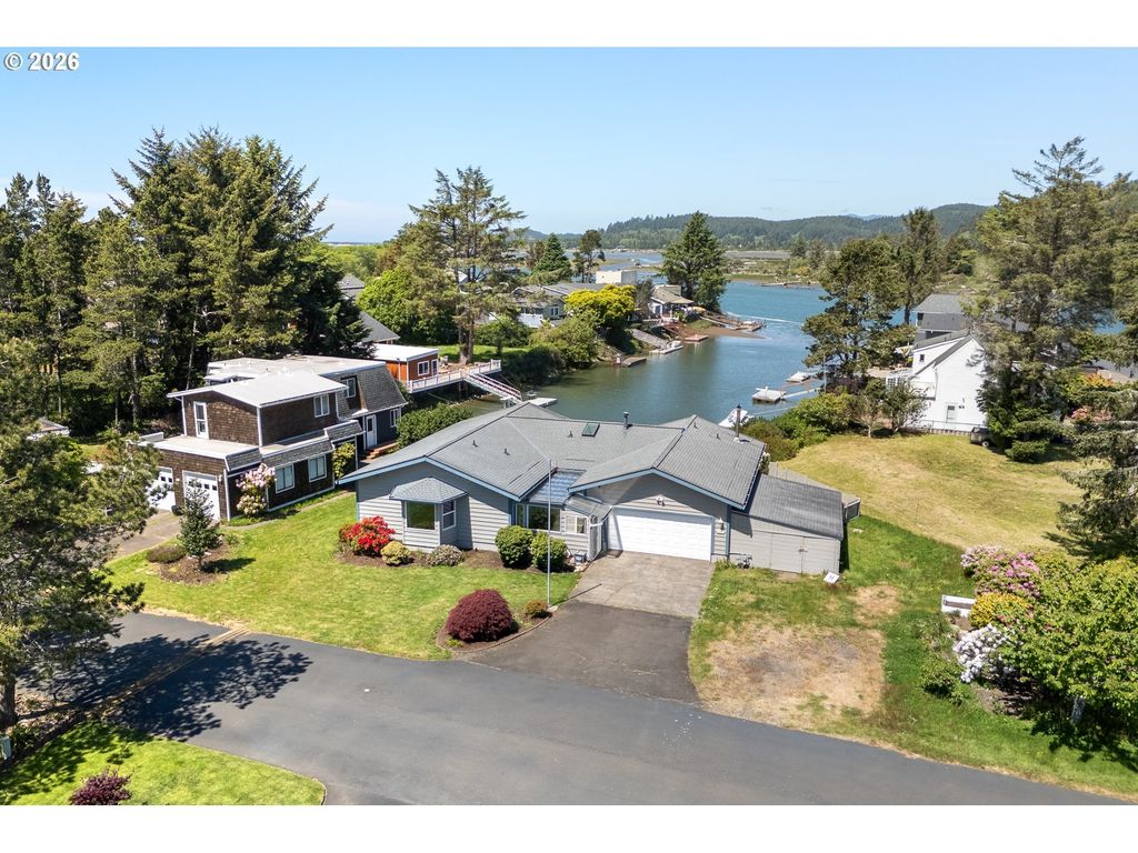 9215 Trout Pl, Gleneden Beach
