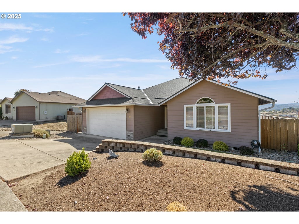 1884 Ne Sunset Loop Dr, Roseburg