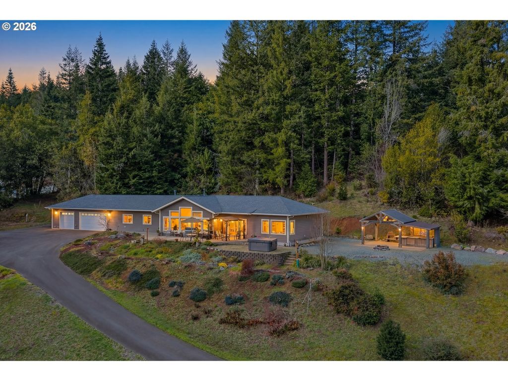 1561 N Laurel St, Coquille