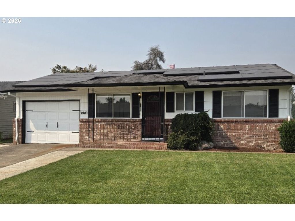 2215 Country Club Ter, Woodburn