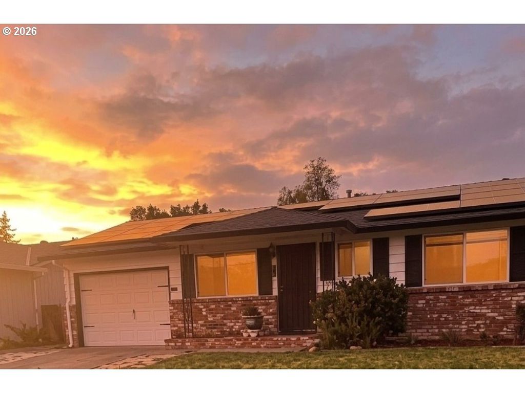 2215 Country Club Ter, Woodburn