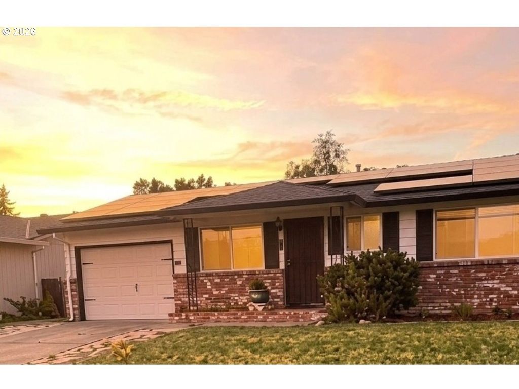 2215 Country Club Ter, Woodburn