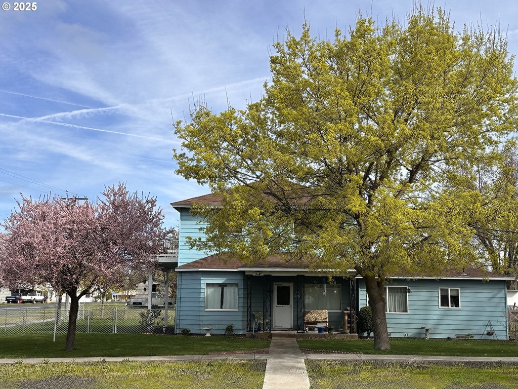 309 E Van Buren St, Athena