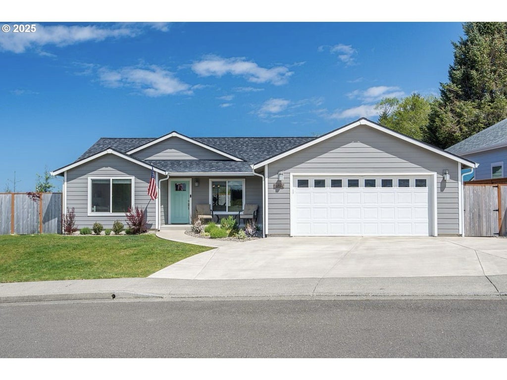 1124 Nautical Ct, Coos Bay