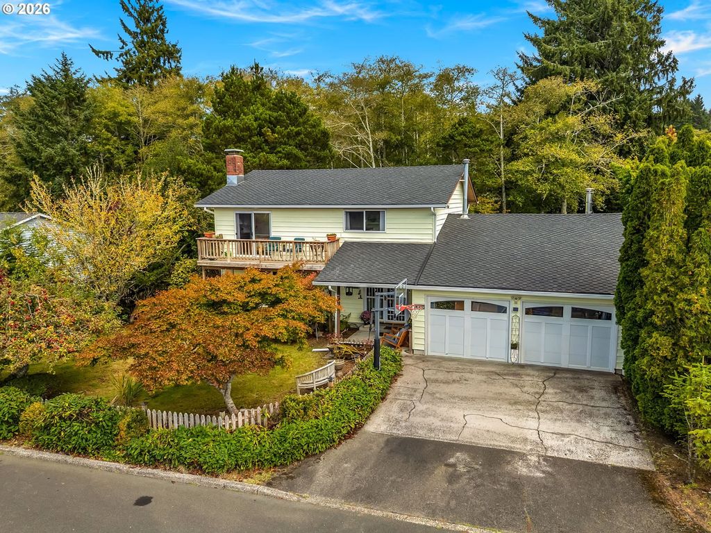 77 Hilltop Dr, Seaside
