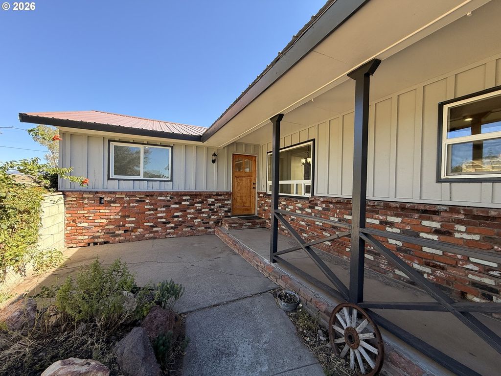 18177 Highway 395, Lakeview