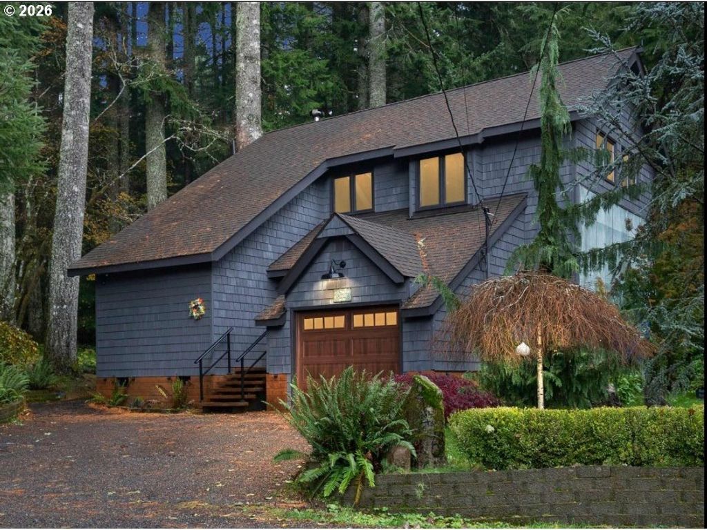 21490 E Briarwood Rd, Rhododendron