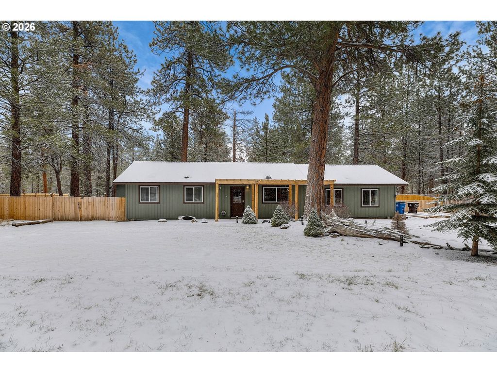 69322 Hackamore, Sisters